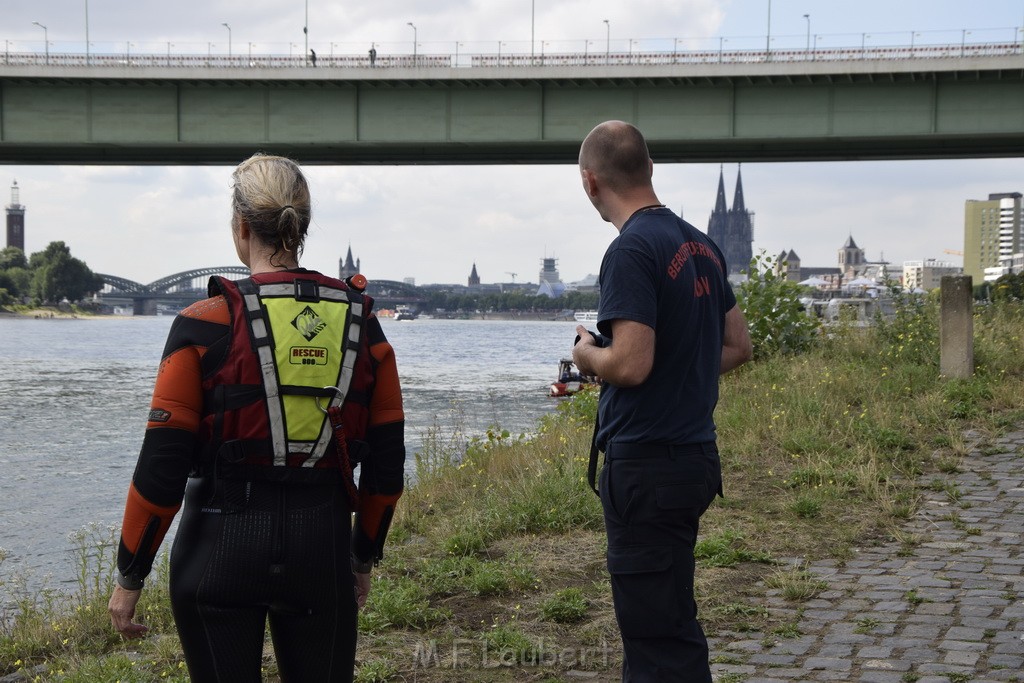 Uebung BF Taucher und Presse Koeln Zoobruecke Rhein P325.JPG - Miklos Laubert